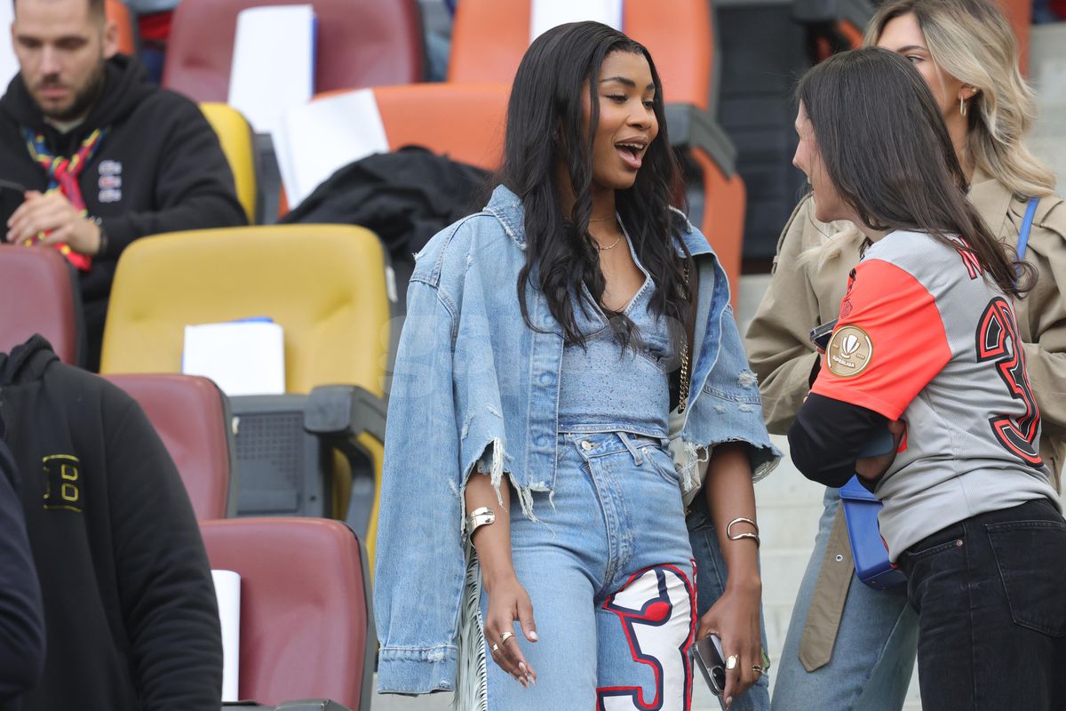 Soția lui Ngezana, vestimentație cu un detaliu inedit la FCSB - Universitatea Craiova