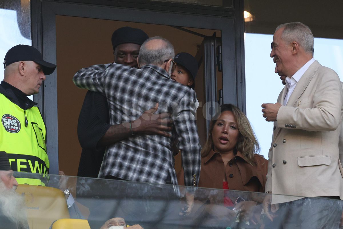 Imagini tari din loja FCSB » Interacțiune specială între Gigi Becali și copilașul lui Dawa