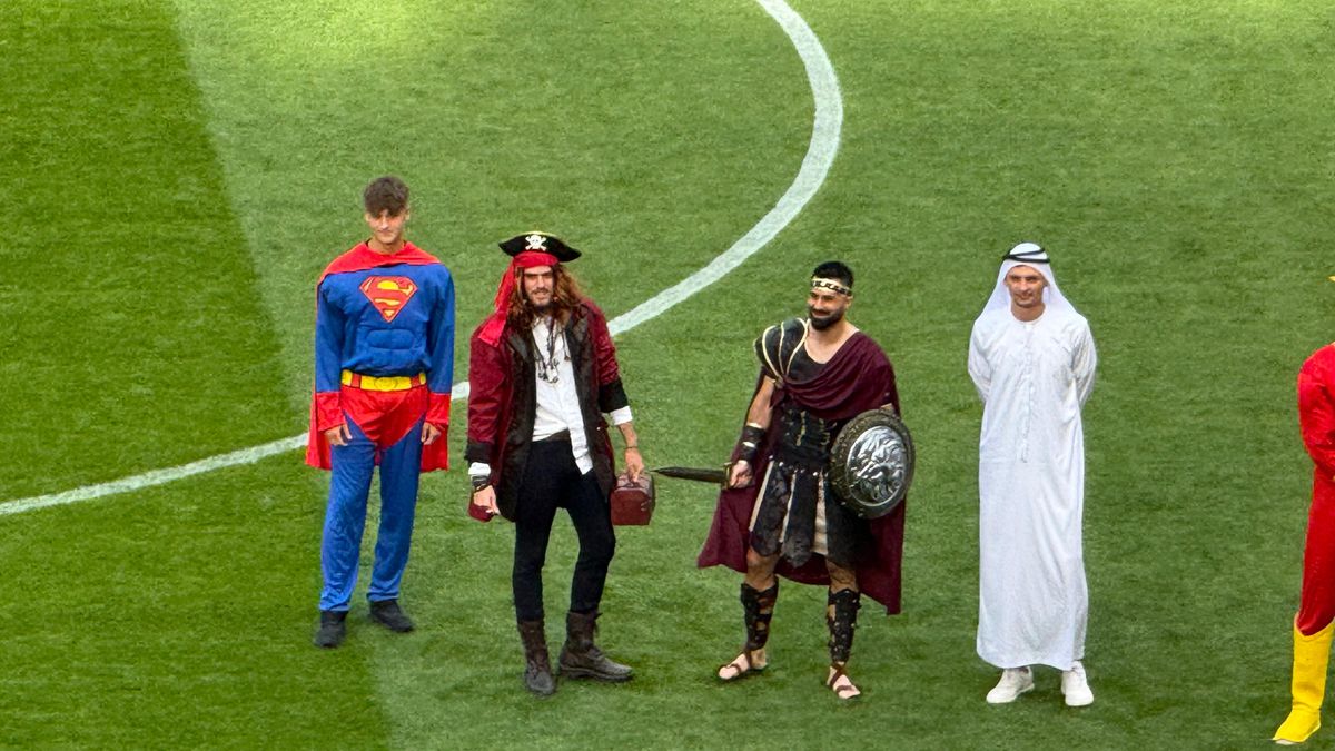 Jucătorii FCSB au venit deghizați în personaje din desenele animate, imagini de pe gazon