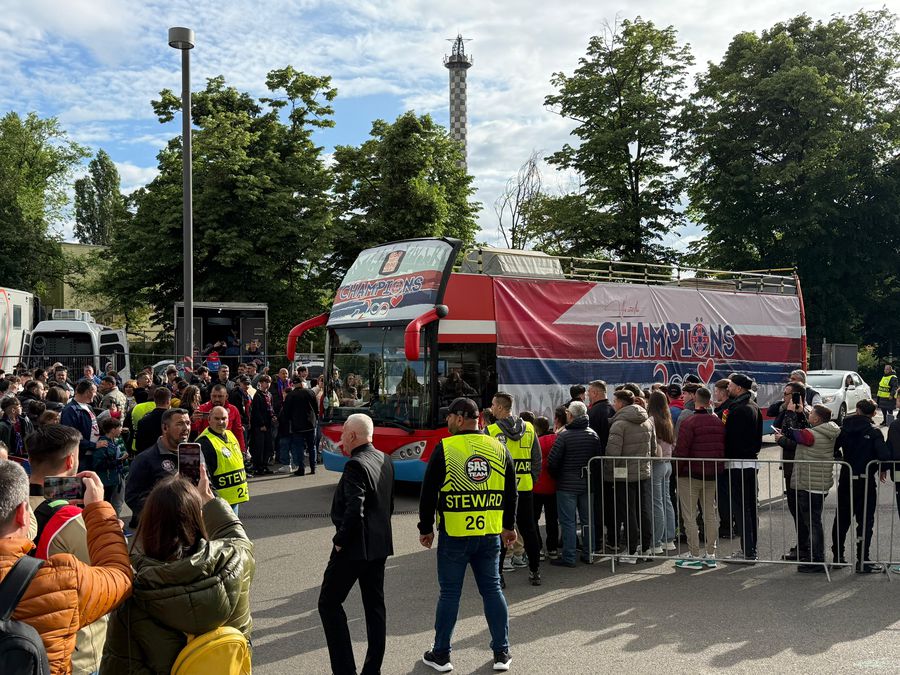 FCSB - Universitatea Craiova, fiesta roș-albastră » Ole, ola, salutați campioana! 10 detalii de la hora bucuriei FCSB
