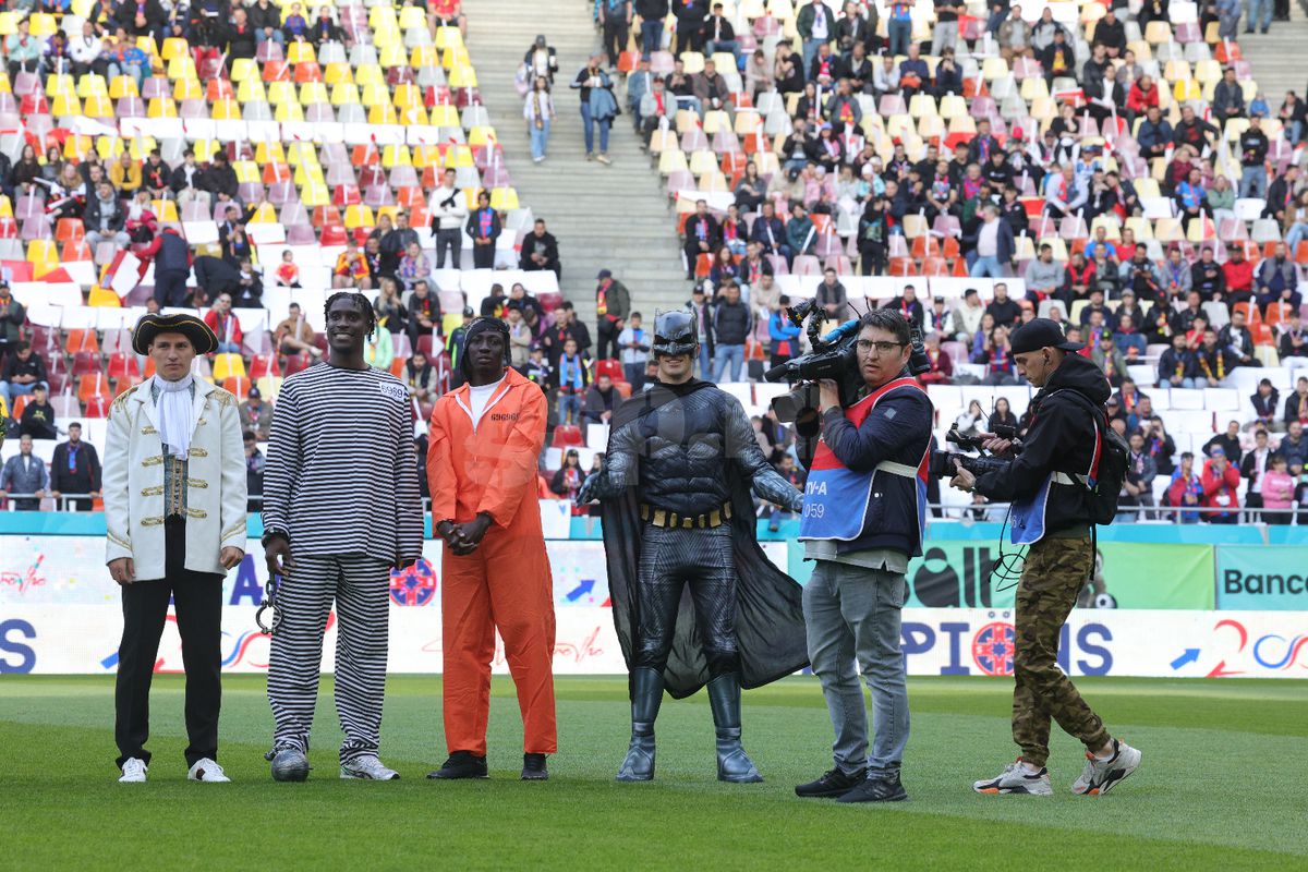 Campionii de la FCSB au venit deghizați în supereroi, iar Ilie Dumitrescu și-a ales costumația favorită: „Numărul 1 de departe!”