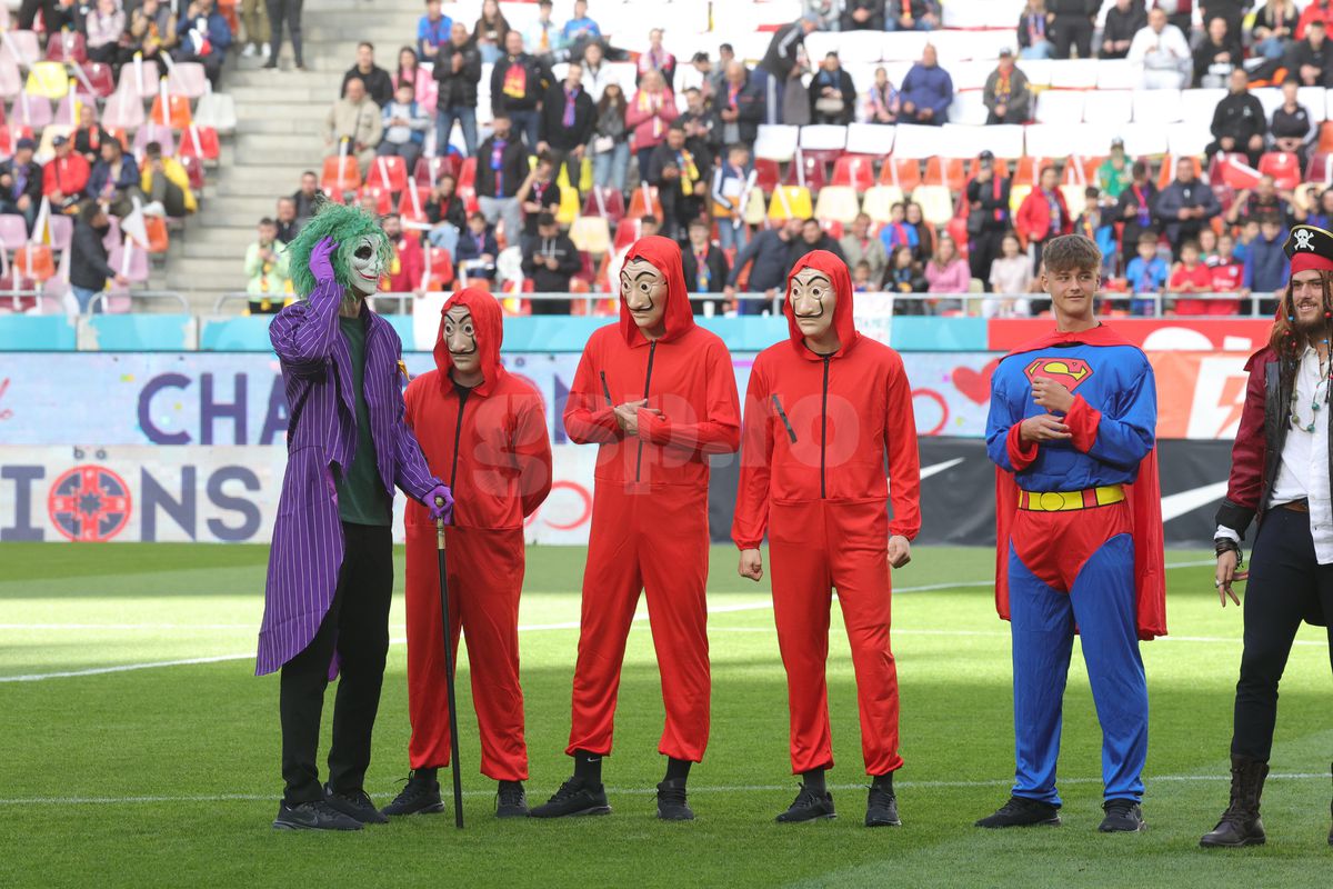 Jucătorii de la FCSB deghizați pe gazon/ foto: Ionuț Iordache GSP