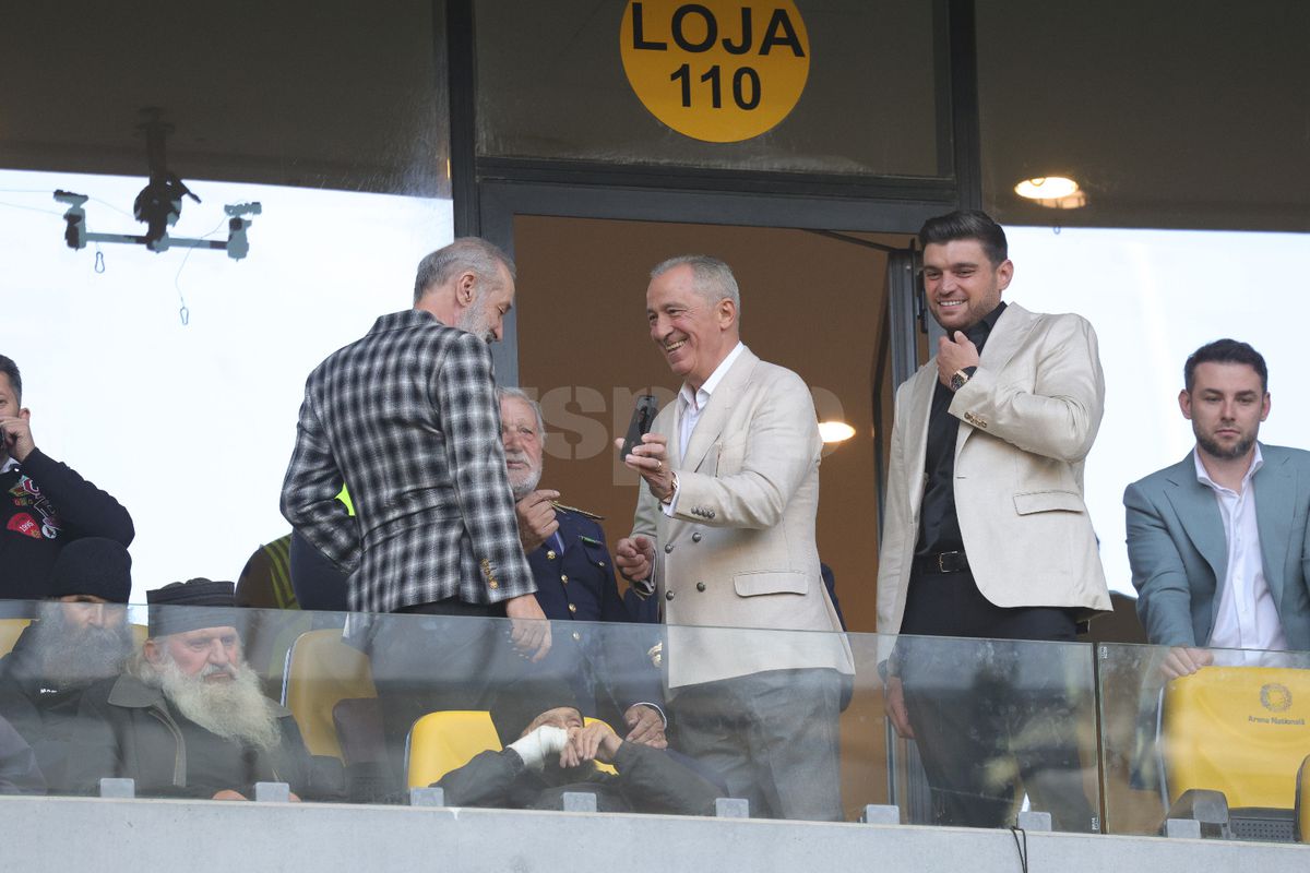 Imagini tari din loja FCSB » Interacțiune specială între Gigi Becali și copilașul lui Dawa