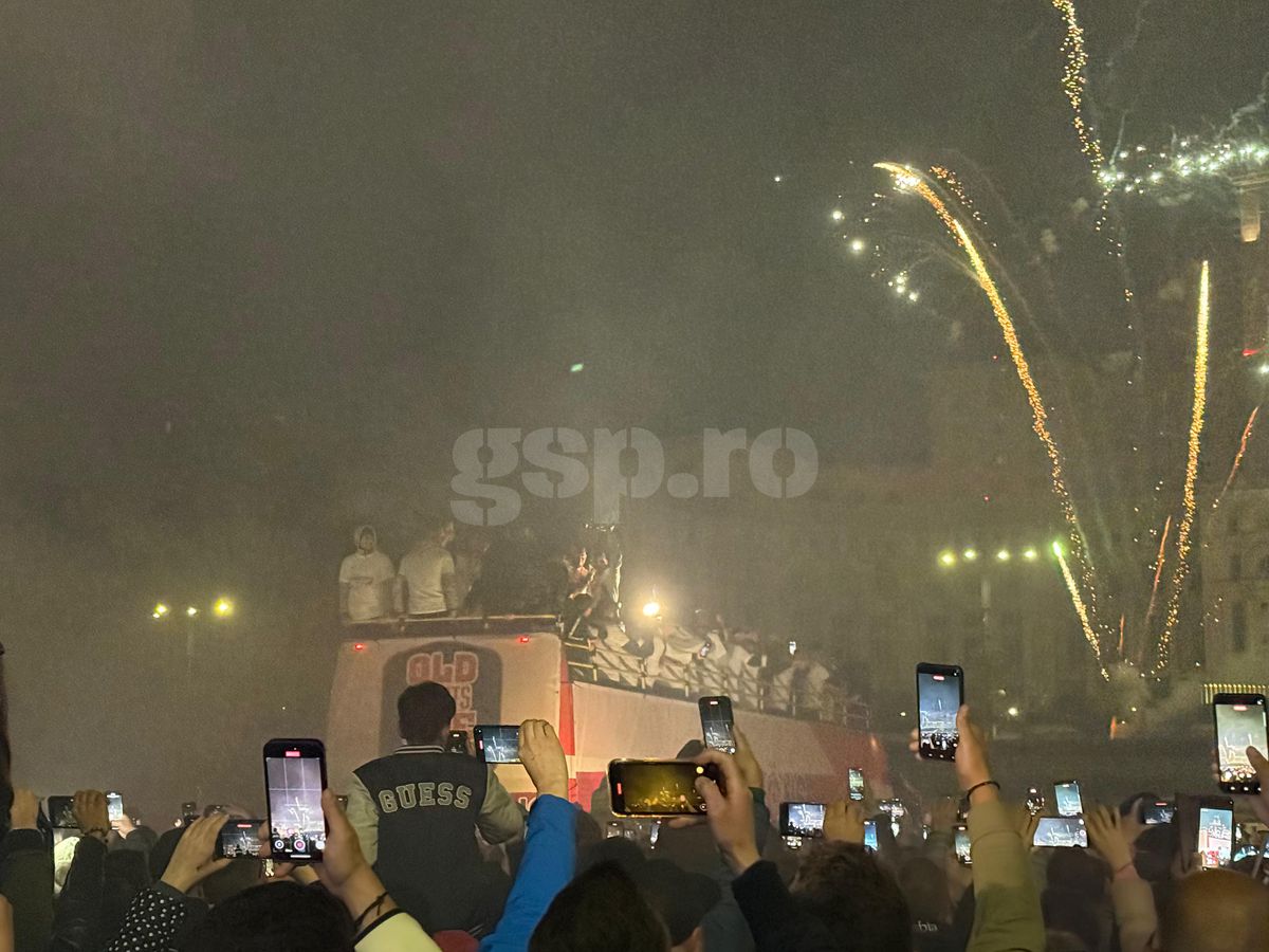FCSB, torțe și artificii în Piața Constituției
