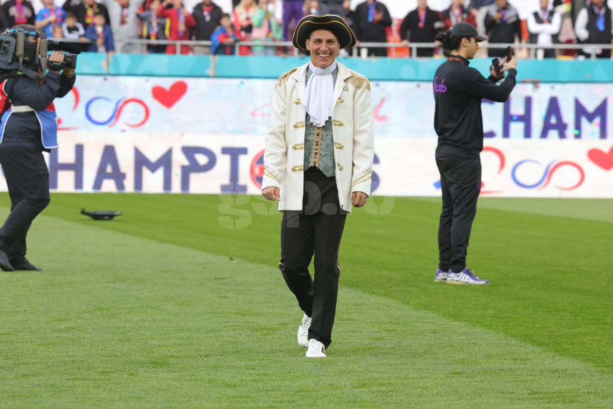 Jucătorii de la FCSB deghizați pe gazon/ foto: Ionuț Iordache GSP