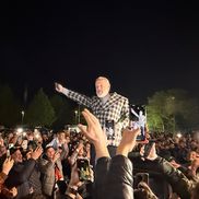 Gigi Becali, sus pe mașină