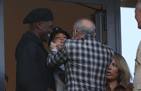 Imagini tari din loja FCSB » Interacțiune specială între Gigi Becali și copilașul lui Dawa