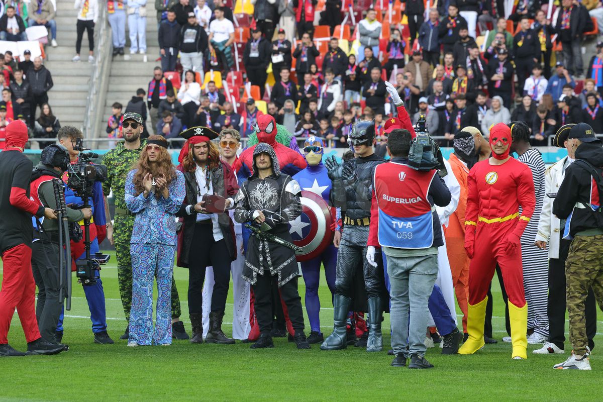 Jucătorii de la FCSB deghizați pe gazon/ foto: Ionuț Iordache GSP
