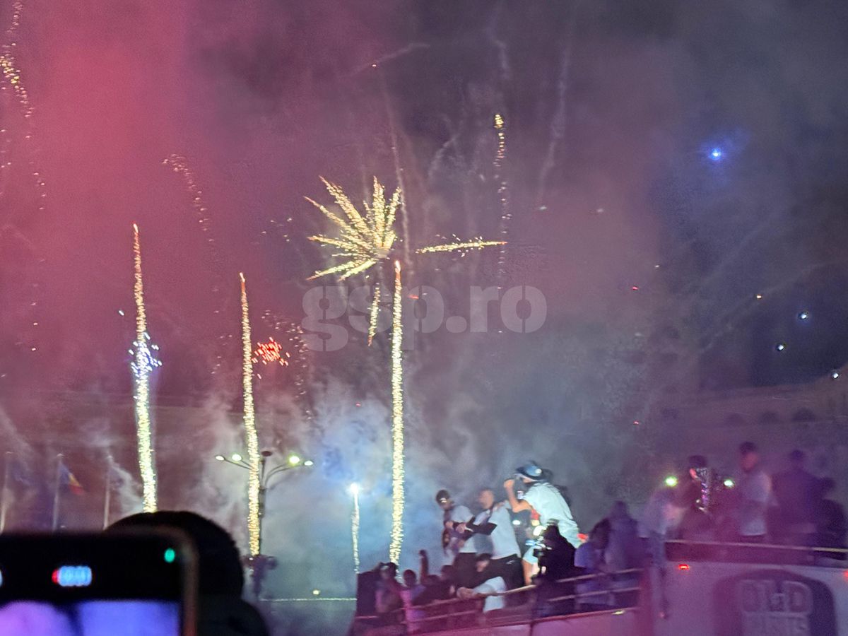 FCSB, torțe și artificii în Piața Constituției