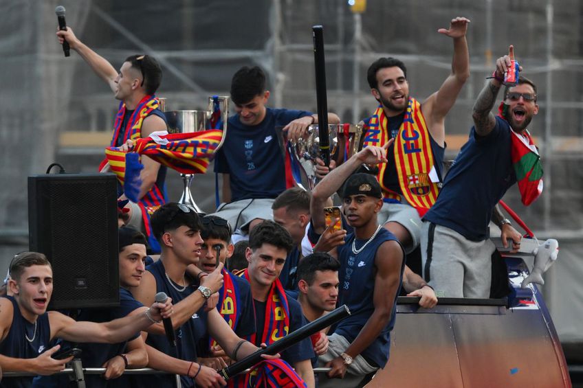 VIDEO Marea sărbătoare a Barcelonei, aproape de a se transforma într-o dramă » Jucătorul a căzut din autocar, în timpul paradei