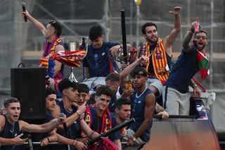 Marea sărbătoare a Barcelonei, aproape de a se transforma într-o dramă » Jucătorul a căzut din autocar, în timpul paradei