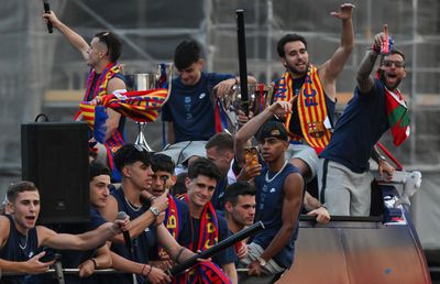 Marea sărbătoare a Barcelonei, aproape de a se transforma într-o dramă » Jucătorul a căzut din autocar, în timpul paradei