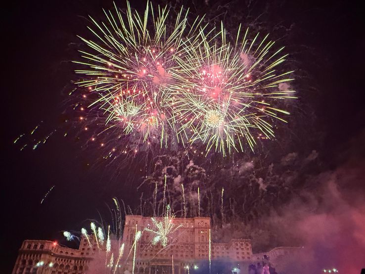 Petrecere și foc de artificii în Piața Constituției. FCSB, campioană Superligă 2024-2025. Foto: Sergiu Alexandru (GSP.RO)