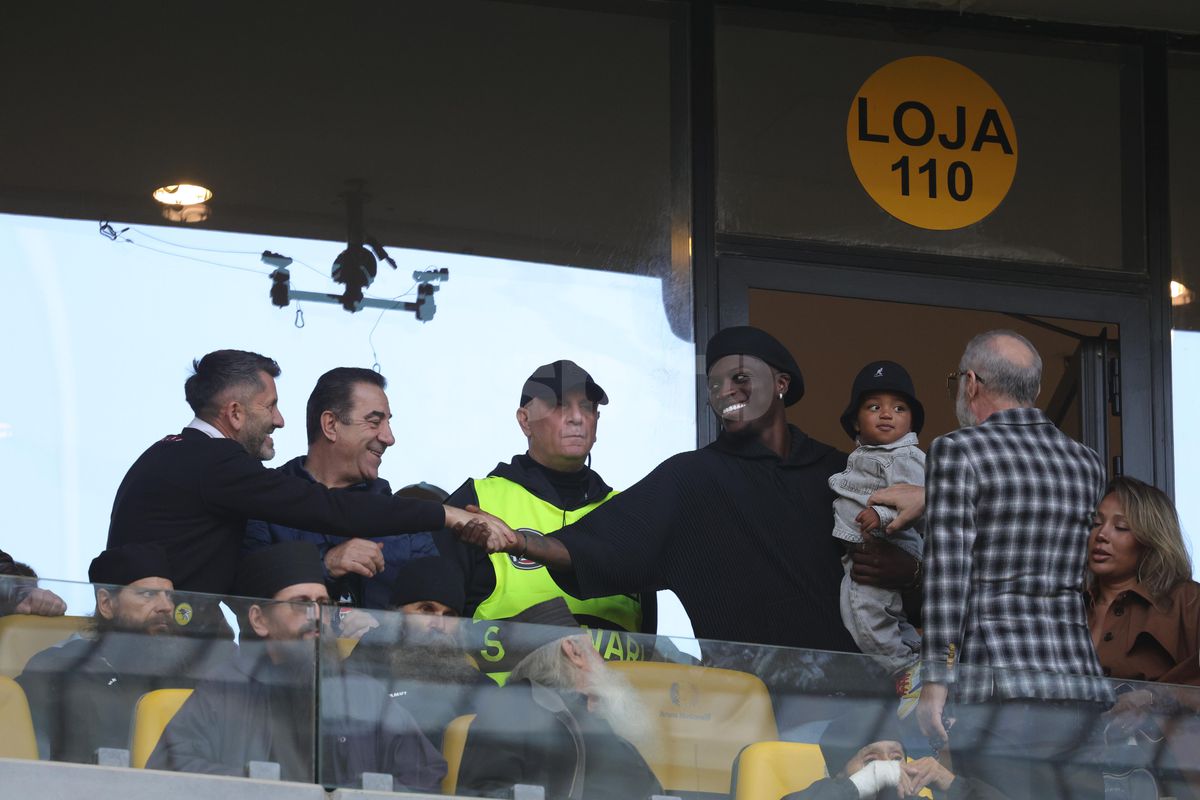 Imagini tari din loja FCSB » Interacțiune specială între Gigi Becali și copilașul lui Dawa