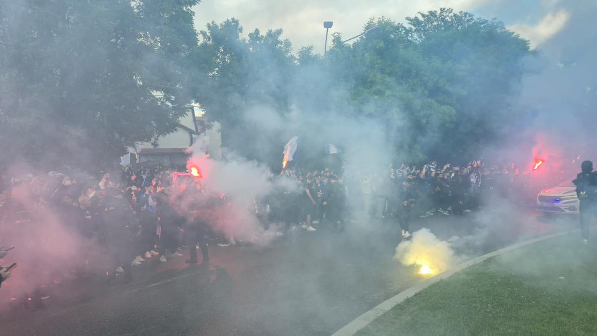 Chiar e atmosferă de titlu! Cum i-au așteptat ultrașii pe jucătorii Craiovei + clujenii, nevoiți să schimbe planul