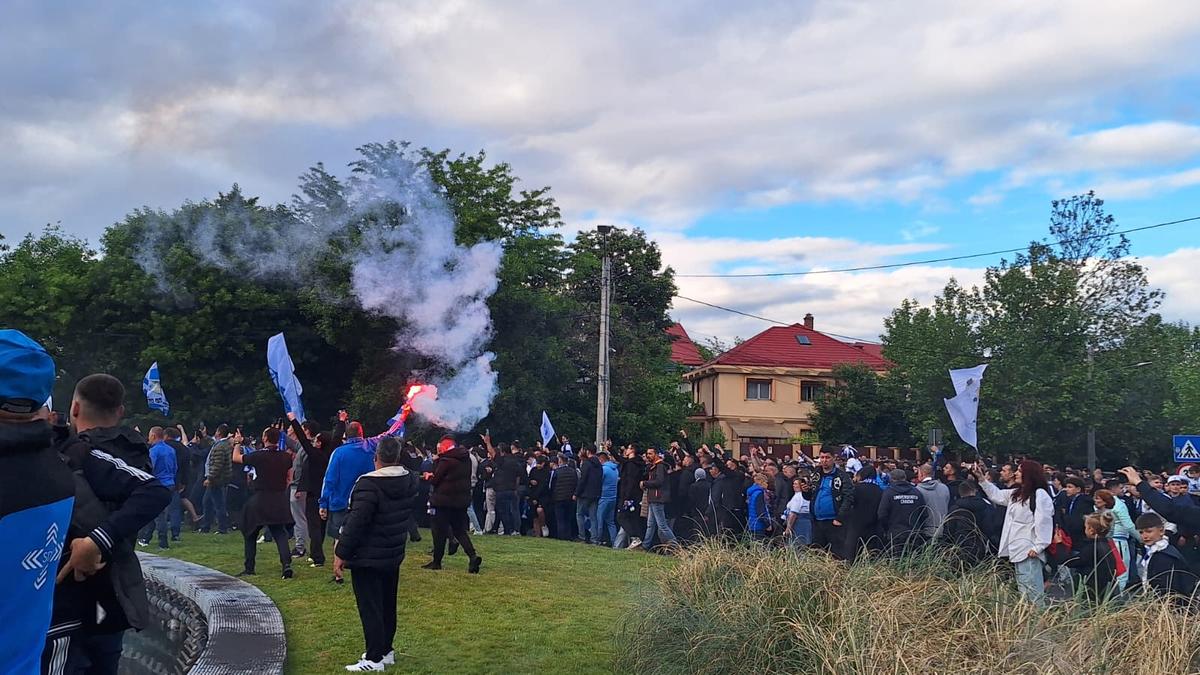 Chiar e atmosferă de titlu! Cum i-au așteptat ultrașii pe jucătorii Craiovei + clujenii, nevoiți să schimbe planul