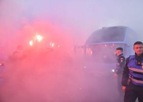 Chiar e atmosferă de titlu! Cum i-au așteptat ultrașii pe jucătorii Craiovei + clujenii, nevoiți să schimbe planul