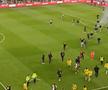 Meci abandonat în ultima etapă din Ligue 1 » Suporterii au intrat pe teren și au aruncat cu torțe spre banca tehnică