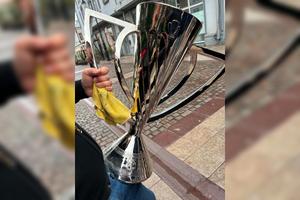 Scandal la Craiova înaintea „finalei” la titlu » Liderul galeriei de la FCU susține că a furat trofeul » Superliga a replicat imediat: „Stați liniștiți!”