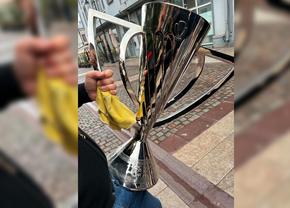 Scandal la Craiova înaintea „finalei” la titlu » Liderul galeriei de la FCU susține că a furat trofeul » Superliga a replicat imediat: „Stați liniștiți!”