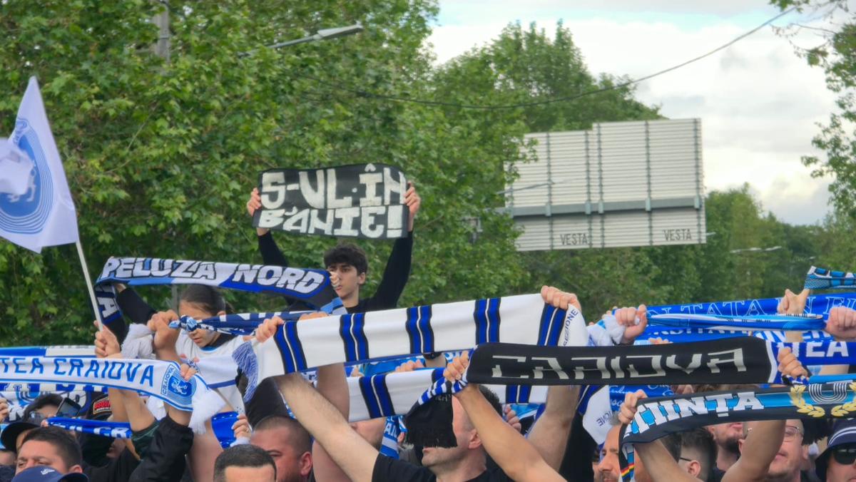 Chiar e atmosferă de titlu! Cum i-au așteptat ultrașii pe jucătorii Craiovei + clujenii, nevoiți să schimbe planul