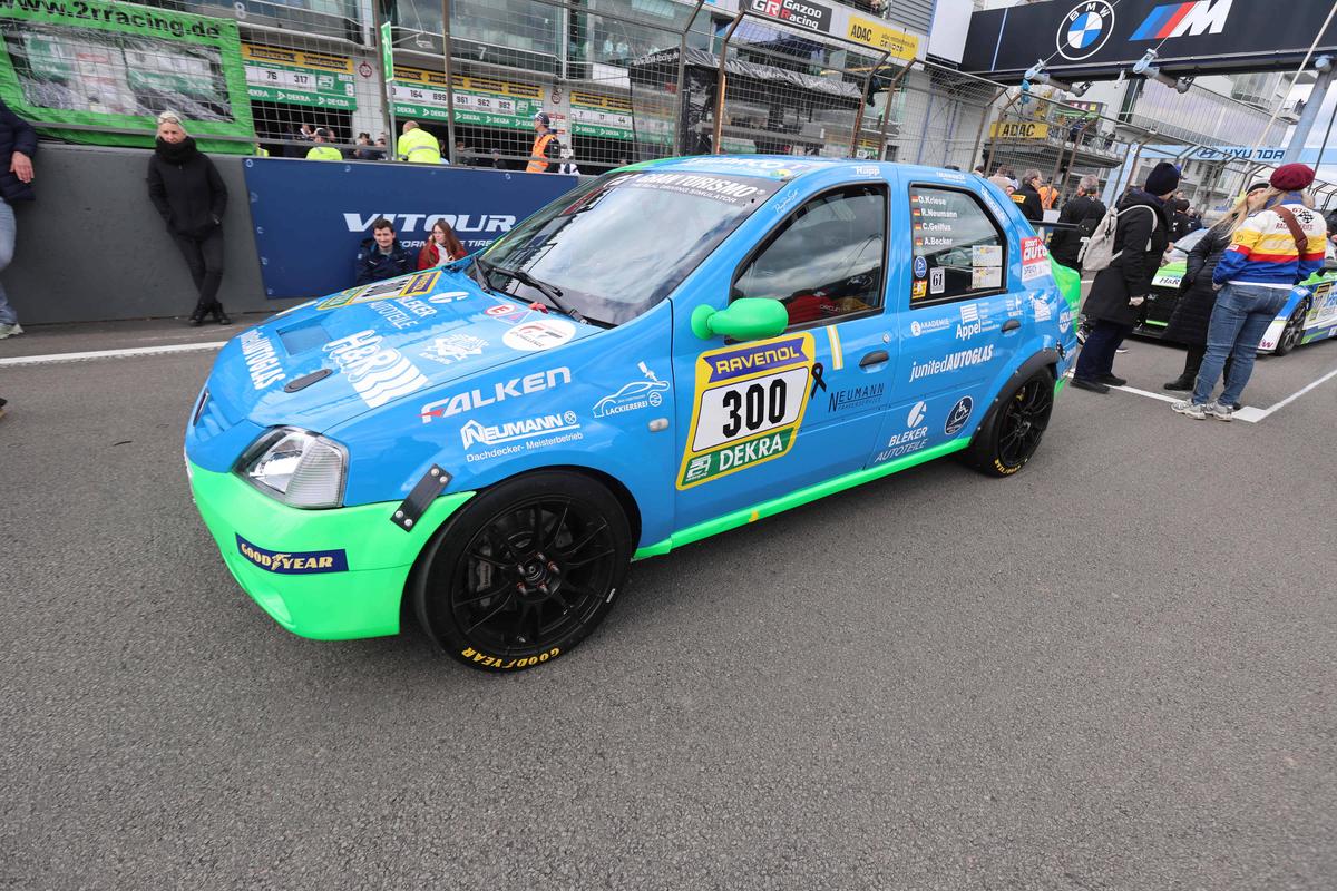 Dacia Logan, în centrul atenției pe circuitul de la Nurburgring » Imagini de la cursa unde concurează și Max Verstappen