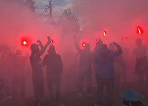 Chiar e atmosferă de titlu! Cum i-au așteptat ultrașii pe jucătorii Craiovei