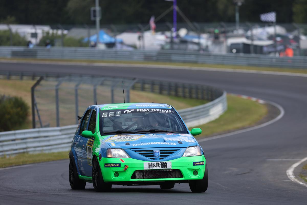 Dacia Logan, în centrul atenției pe circuitul de la Nurburgring » Imagini de la cursa unde concurează și Max Verstappen