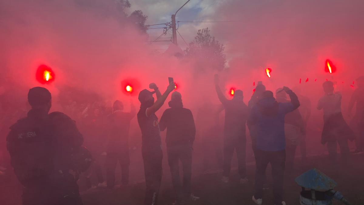 Chiar e atmosferă de titlu! Cum i-au așteptat ultrașii pe jucătorii Craiovei + clujenii, nevoiți să schimbe planul