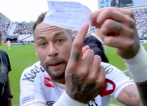 Moment incredibil! Neymar s-a umplut de nervi, după ce a fost schimbat din greșeala arbitrului