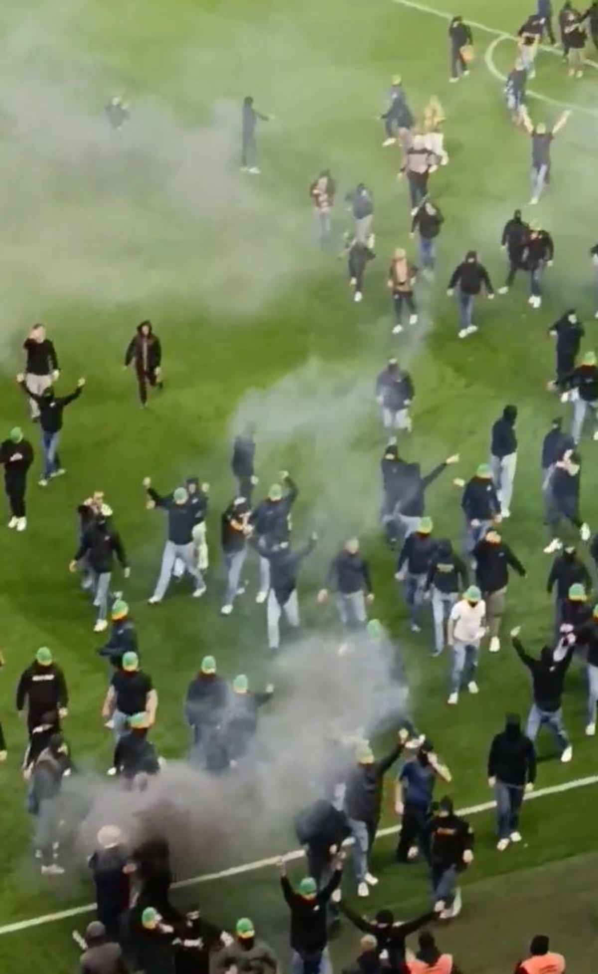 Meci abandonat în ultima etapă din Ligue 1 » Suporterii au intrat pe teren și au aruncat cu torțe spre banca tehnică