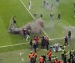 Meci abandonat în ultima etapă din Ligue 1 » Suporterii au intrat pe teren și au aruncat cu torțe spre banca tehnică