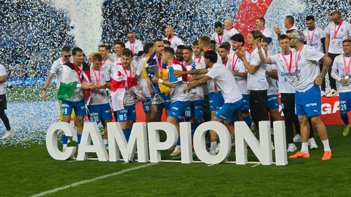 Universitatea Craiova, imagini cu trofeul