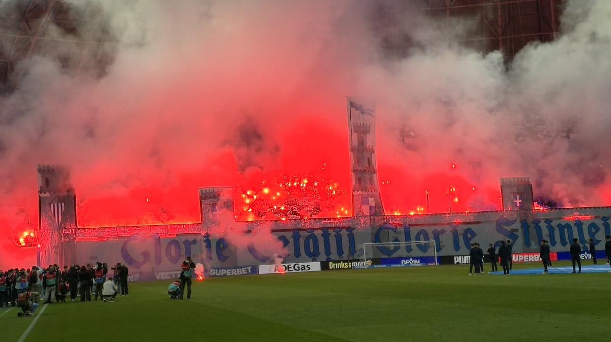 Oltenii au aprins peluza la meciul de titlu din Bănie! Demersul organizatorilor, imediat după golul de 2-0