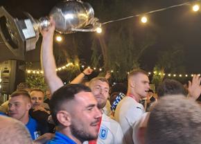 Petrecerea Craiovei s-a mutat pe malul lacului! Mihai Rotaru, scandări cot la cot cu jucătorii