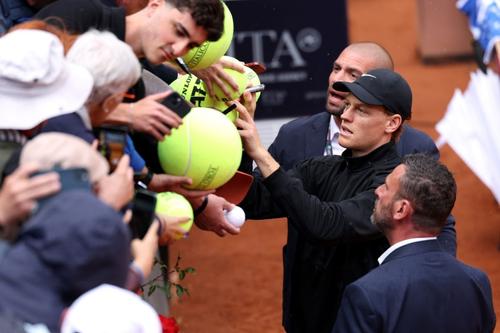 Jannik Sinner semnând autografe la Roma Foto: Guliver/GettyImages