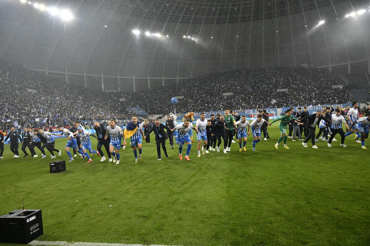 Petrecerea Craiovei s-a mutat pe malul lacului! Mihai Rotaru, scandări cot la cot cu jucătorii
