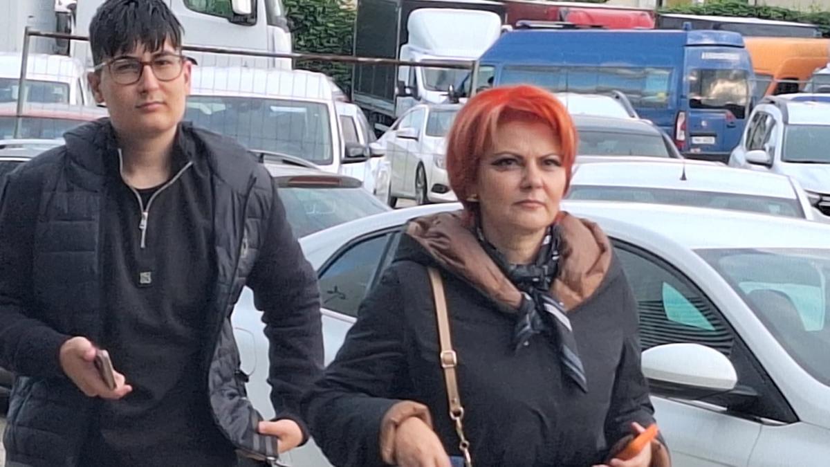 Chiar e atmosferă de titlu! Cum i-au așteptat ultrașii pe jucătorii Craiovei + clujenii, nevoiți să schimbe planul