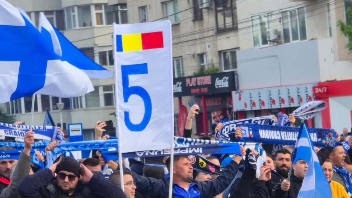 Chiar e atmosferă de titlu! Cum i-au așteptat ultrașii pe jucătorii Craiovei + clujenii, nevoiți să schimbe planul