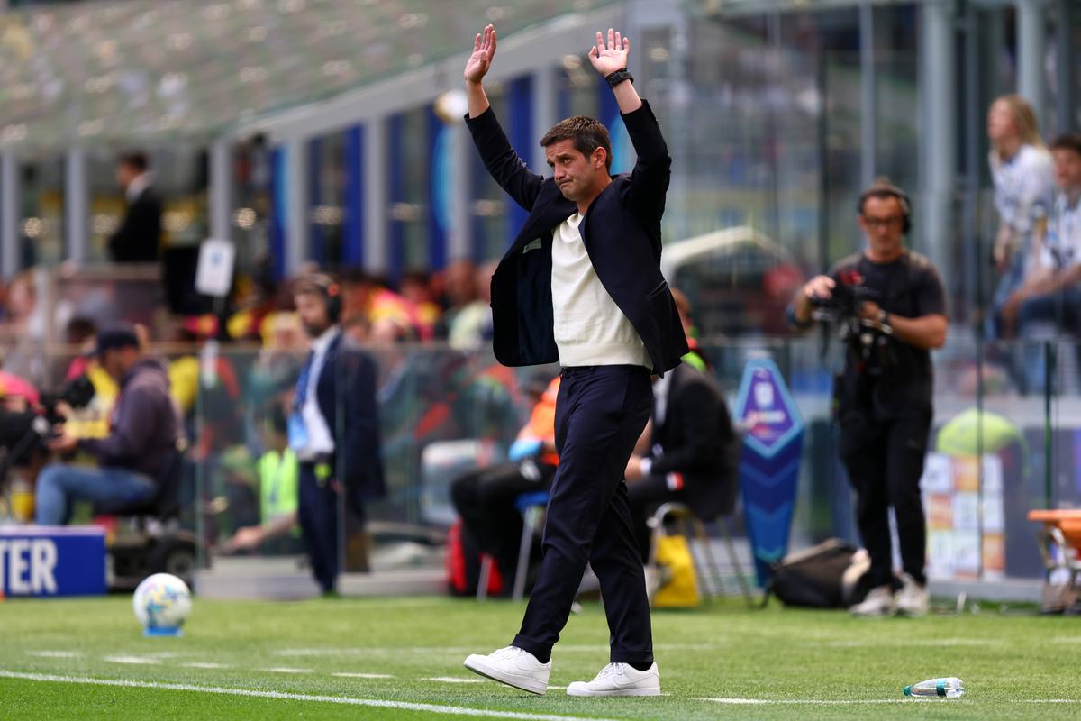 Cristi Chivu, după ce a ridicat trofeul de campion: „Jucătorii m-au împins acolo, eu nu voiam! Nu am nevoie de laude”
