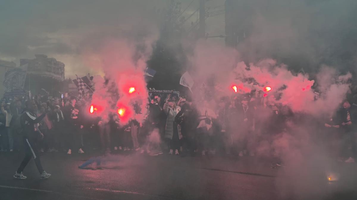 Chiar e atmosferă de titlu! Cum i-au așteptat ultrașii pe jucătorii Craiovei + clujenii, nevoiți să schimbe planul