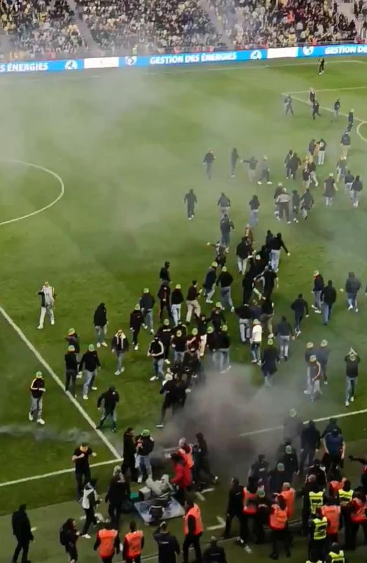 Suporterii au intrat pe teren la meciul lui Nantes