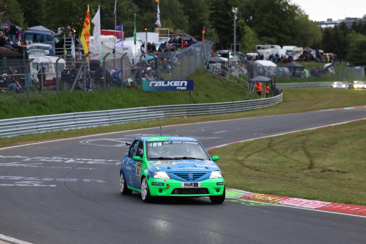 Dacia Logan, în centrul atenției pe circuitul de la Nurburgring » Imagini de la cursa unde concurează și Max Verstappen