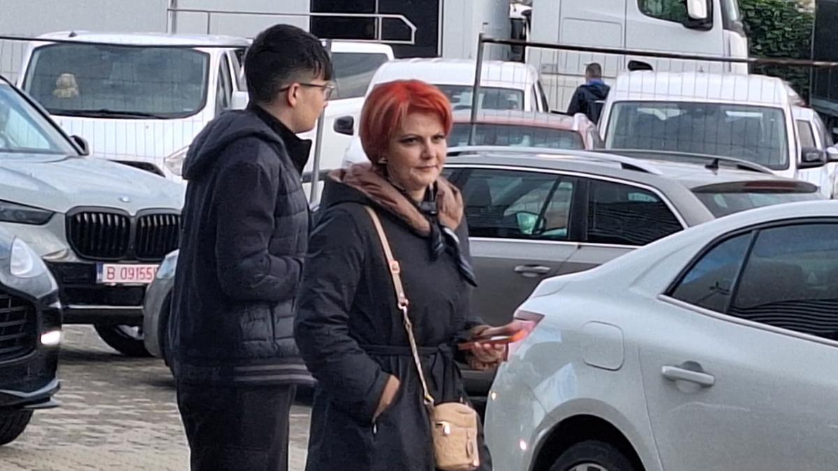 Chiar e atmosferă de titlu! Cum i-au așteptat ultrașii pe jucătorii Craiovei + clujenii, nevoiți să schimbe planul