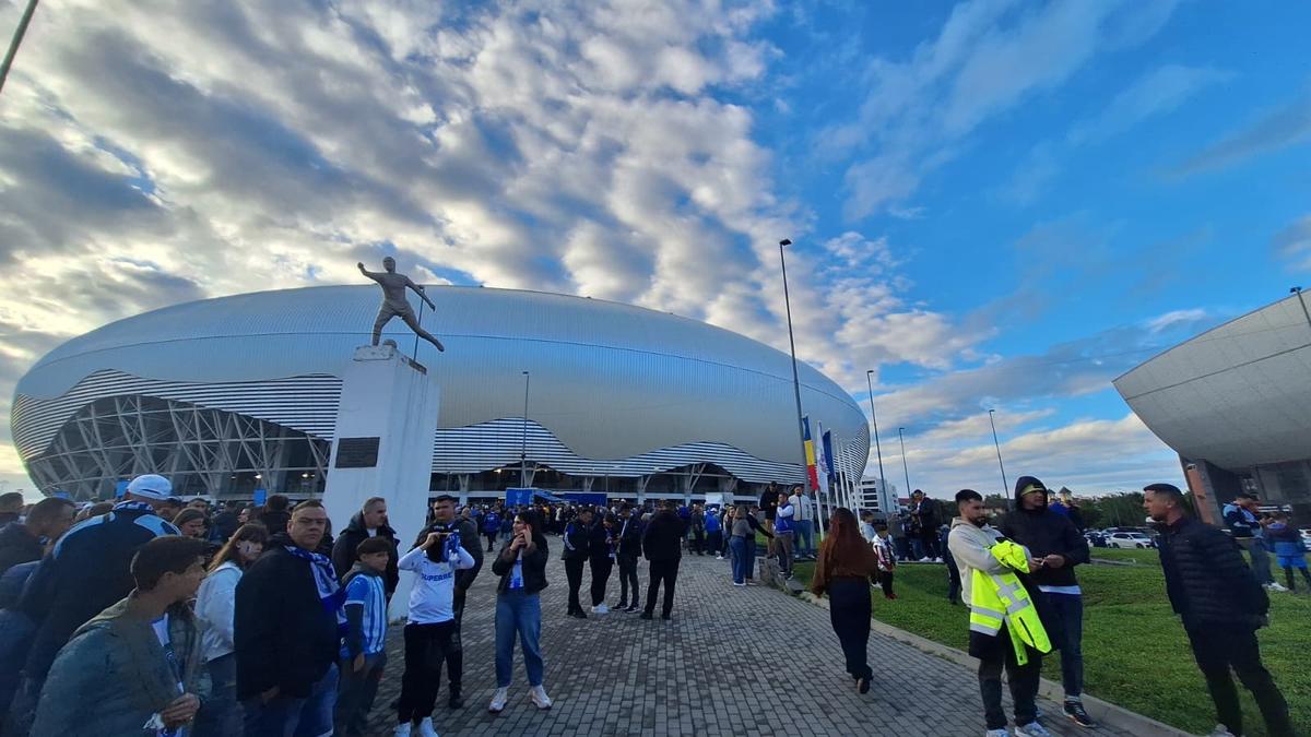 Chiar e atmosferă de titlu! Cum i-au așteptat ultrașii pe jucătorii Craiovei + clujenii, nevoiți să schimbe planul