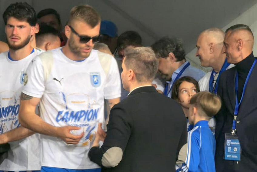 Alex Crețu, cu tricoul și ochelarii de campion