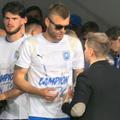 Alex Crețu, cu tricoul și ochelarii de campion