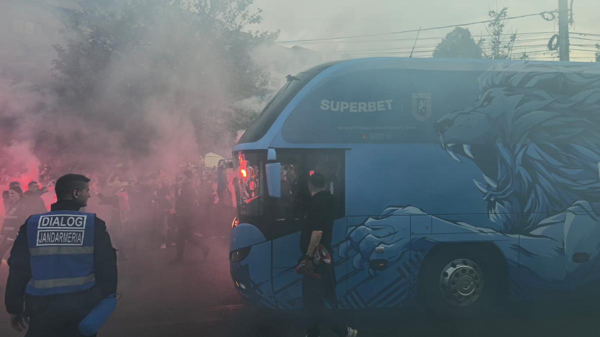 Chiar e atmosferă de titlu! Cum i-au așteptat ultrașii pe jucătorii Craiovei + clujenii, nevoiți să schimbe planul