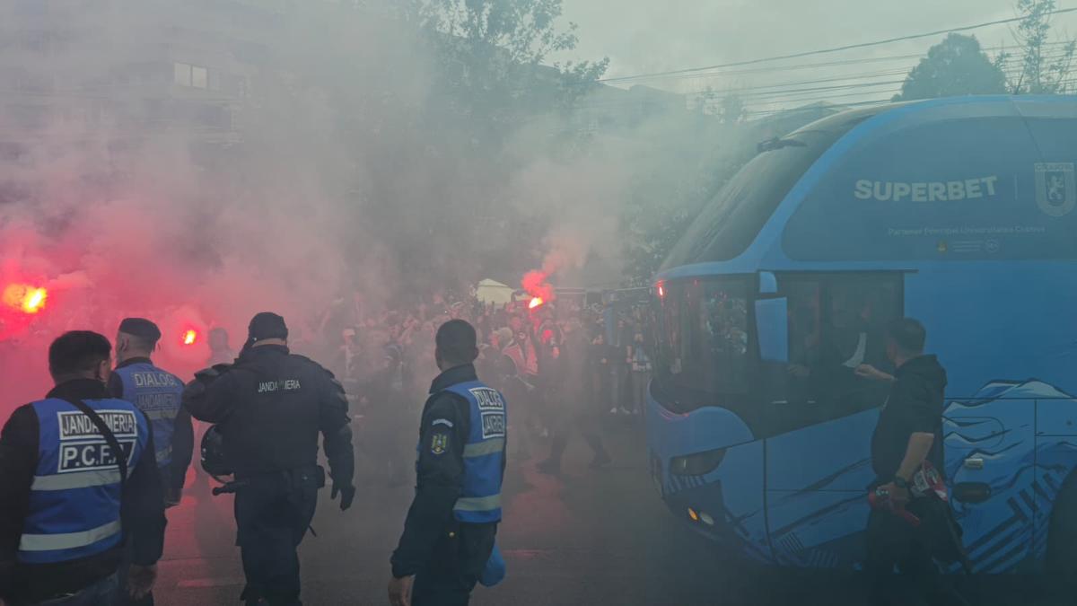 Chiar e atmosferă de titlu! Cum i-au așteptat ultrașii pe jucătorii Craiovei + clujenii, nevoiți să schimbe planul