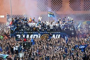 Nebunie la parada de titlu al lui Inter! Accesoriul care a atras atenția, purtat de Cristi Chivu și Marcus Thuram